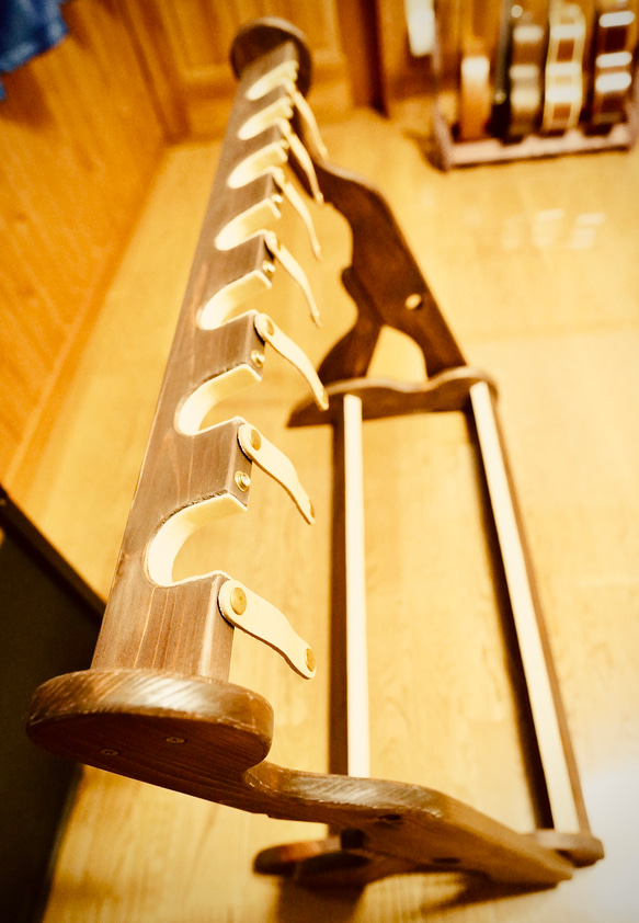 【24時間以内に発送】手作り木工　木製ギタースタンド （オイルステイン仕上げ） ７本掛け 転倒防止ベルト付き 12枚目の画像