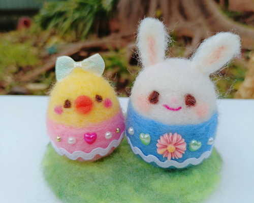✿羊毛フェルト✿ココ様✿うさ、うさ、うさちゃん✿ベージュ＆白✿苺✿緑、花追加✿ 仲良しうさぎちゃんとヒヨコちゃん ✩.*˚ 羊毛フェルト 紫花