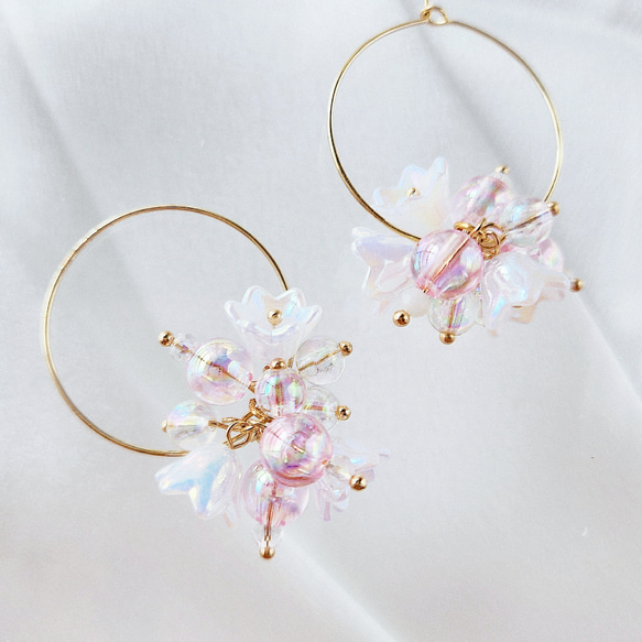シ【ピアス】ビーズいっぱい♪フラワーブーケフープピアス(オーロラ