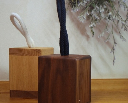 無垢の木ウォールナット仕様 床置き型ドアストッパー（小）新作です