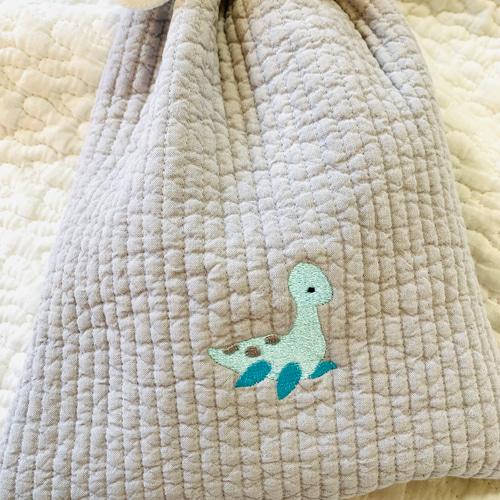 ハピリーダイナソー 給食袋 恐竜 巾着 入園入学 刺繍 コップ袋 紐2つ