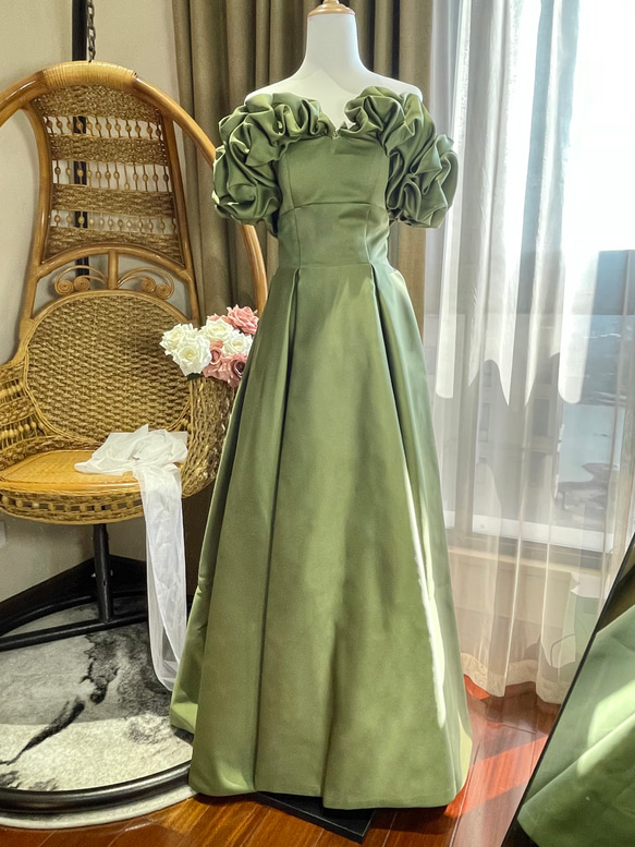 憧れのドレス　高級サテン　オフショルダー　二の腕カバー　グリーン　サイズオーダー可能　床付く　グリーン　ウェディングドレ 8枚目の画像