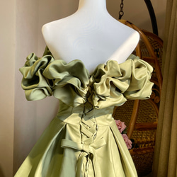 憧れのドレス　高級サテン　オフショルダー　二の腕カバー　グリーン　サイズオーダー可能　床付く　グリーン　ウェディングドレ 4枚目の画像