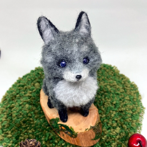 ◇モフモフぷっくり 銀色キツネ 木の土台付き 羊毛フェルト人形 羊毛
