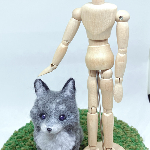 ◇モフモフぷっくり 銀色キツネ 木の土台付き 羊毛フェルト人形 羊毛