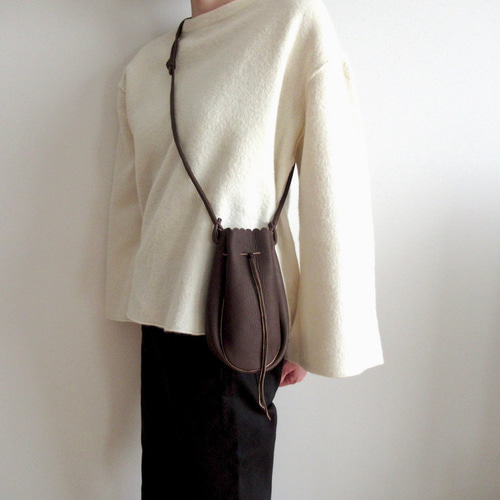 鹿革 吟面 巾着バッグ レザーバッグ ポーチバッグ スマホケース サブ