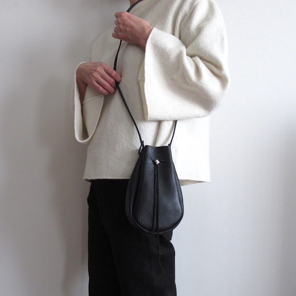 イタリアンレザー 巾着バッグ レザーポーチ  ポーチバッグ スマホケース サブバッグ コンチョ