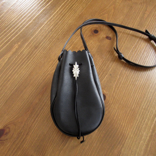 ヘルツ　巾着風ポーチ　黒 L012 巾着ポーチ / 栃木レザーWコガシ 黒 | FUKUNARY