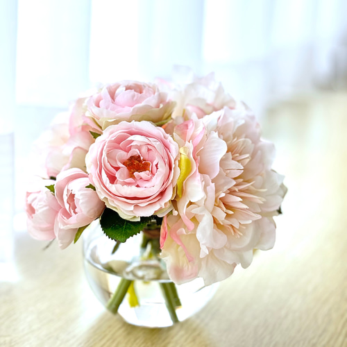 ふんわりホワイト ピオニーとローズのアレンジ マジカルウォーター