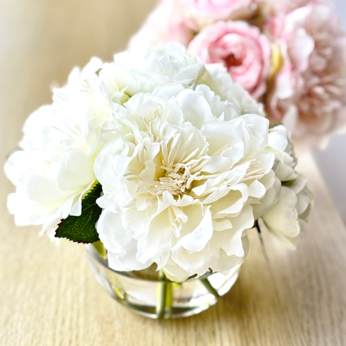 ふんわりホワイト ピオニーとローズのアレンジ マジカルウォーター