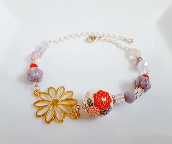送料無料＊和を感じる☆菊の転写ビーズと大ぶりのお花の透かしチャームのパープルピンクカラーのブレスレット 1枚目の画像