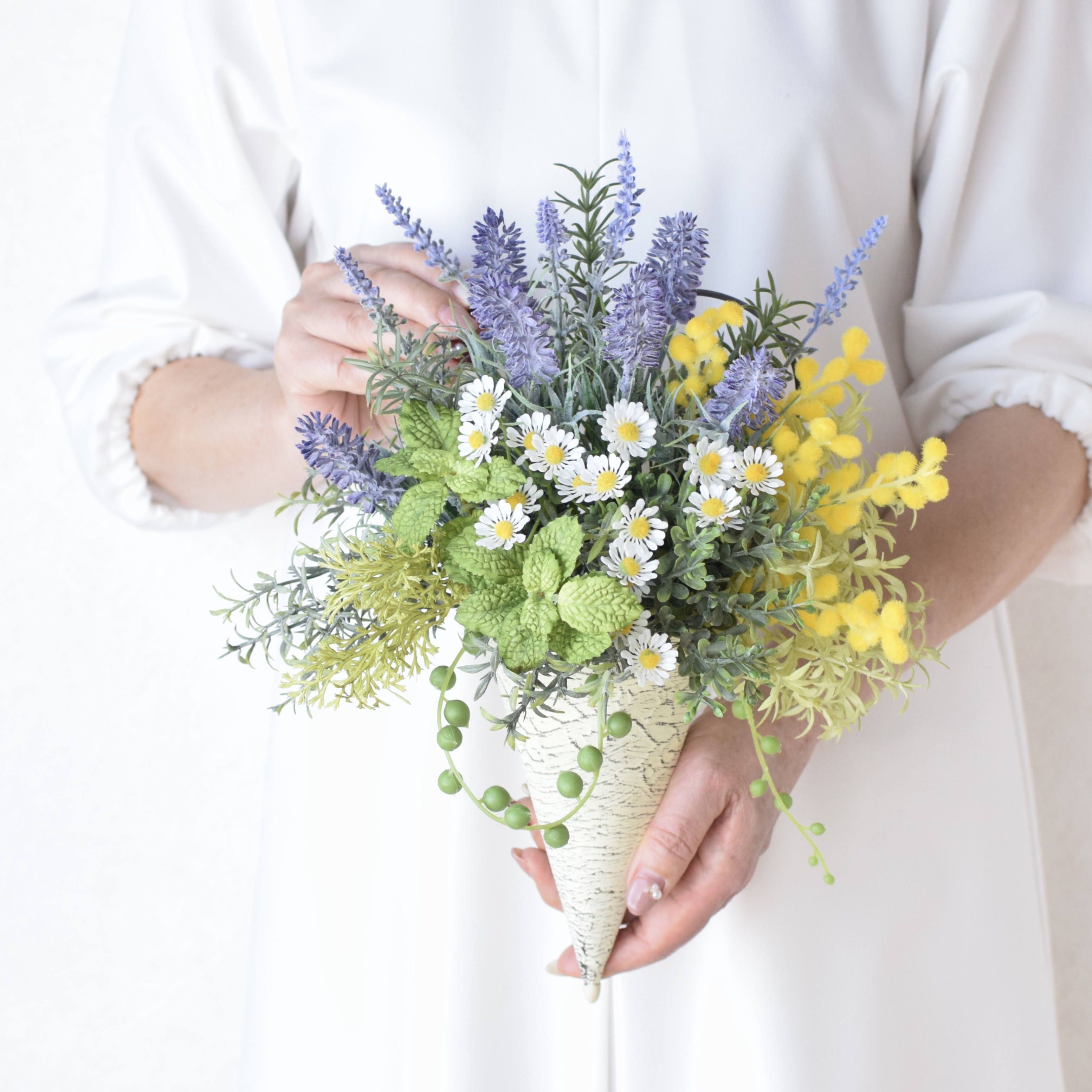 《枯れないミモザとハーブいっぱい♪ハンギングバスケット》カモミール・ラベンダー　Creema限定