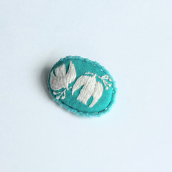 ビーズで飾った北欧風ことりと草花の小さな刺繍ブローチ【hokuo】#250 4枚目の画像