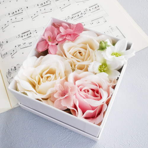 アーティフィシャルフラワー ホワイトローズ 薔薇 アレンジ　花瓶付き アーティフィシャルフラワー ホワイトローズ 薔薇 アレンジ 花瓶付き