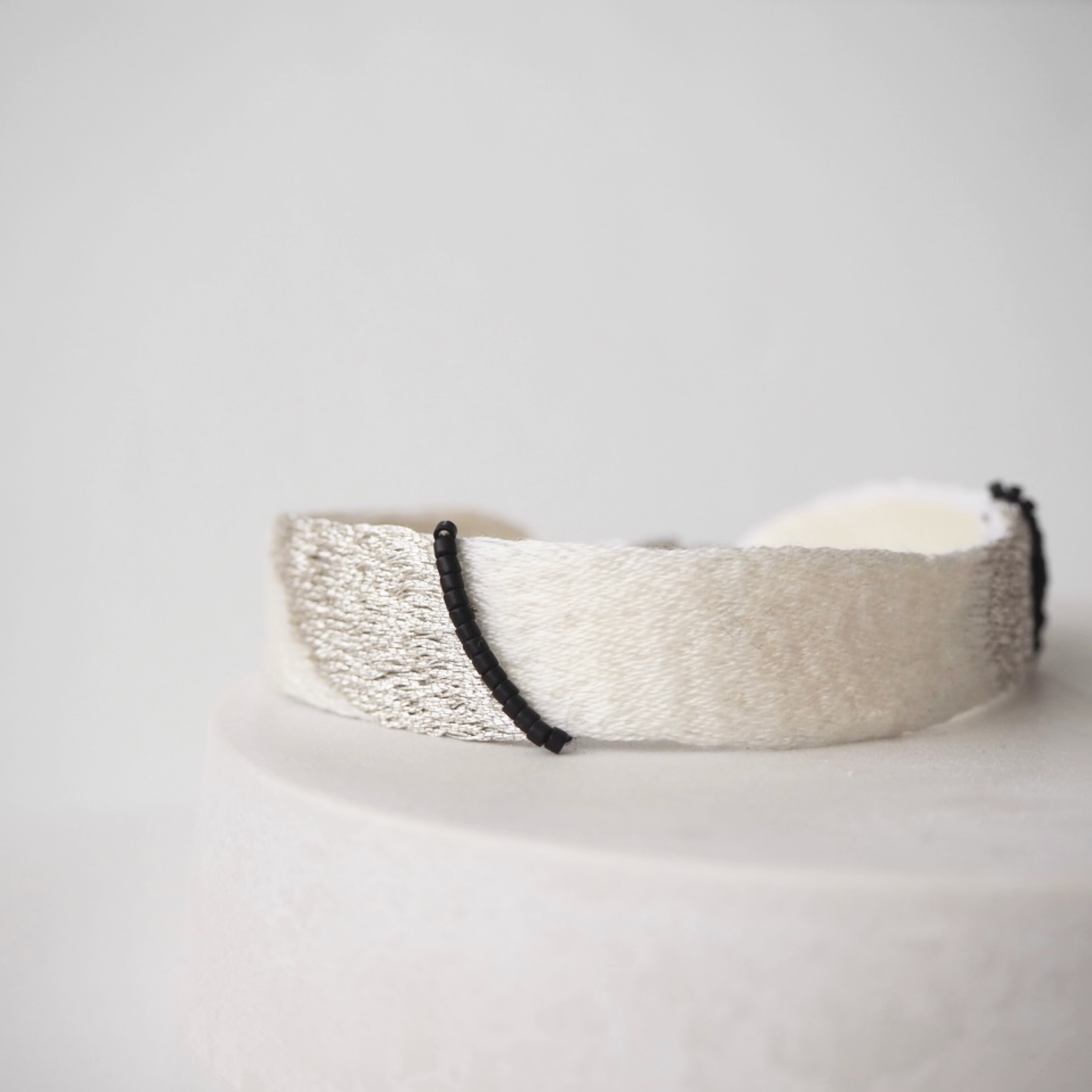 送料込み2026   刺繍ブレスレット　大人モノトーン　シルバー×オフホワイト　誕生日ギフトラッピング可　春夏秋冬 6,006円