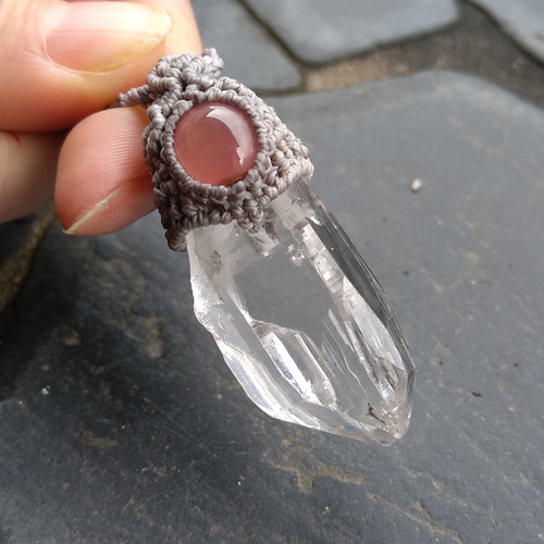 ガネッシュヒマール産】ヒマラヤ水晶とインカローズの天然石マクラメ