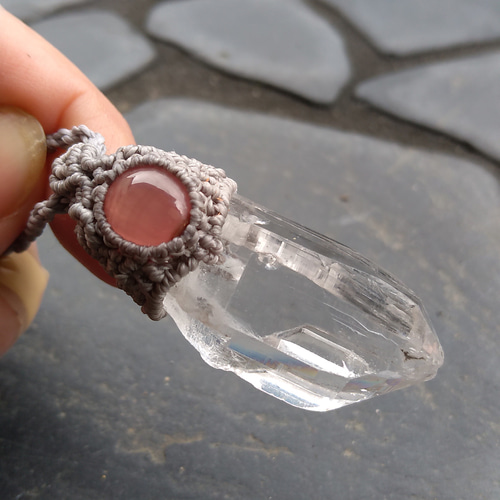 ♡インカローズ、マザーオブパール、ペリドットのマクラメネックレス インカローズ AA 勾玉 マクラメペンダント 】 ロードクロサイト まが