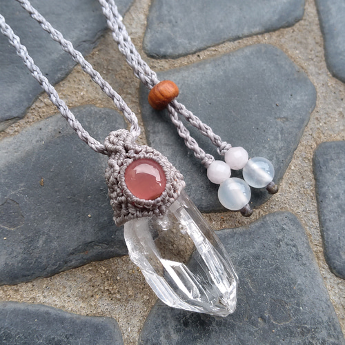 ガネッシュヒマール産】ヒマラヤ水晶とインカローズの天然石マクラメ