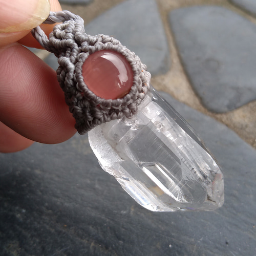 ガネッシュヒマール産】ヒマラヤ水晶とインカローズの天然石マクラメ