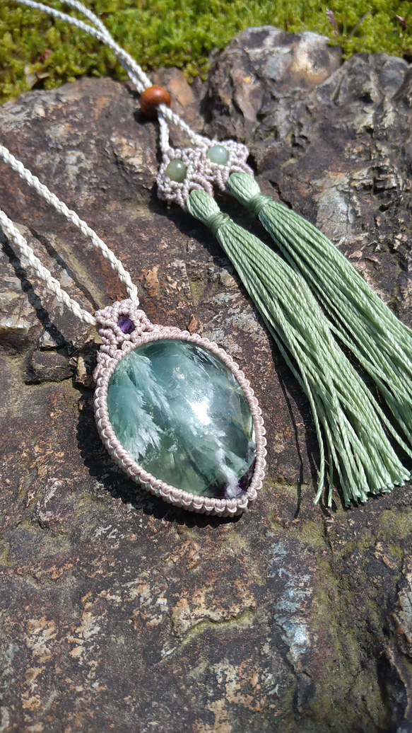 希少石「エンジェルフェザーフローライト 」マクラメ編みネックレス