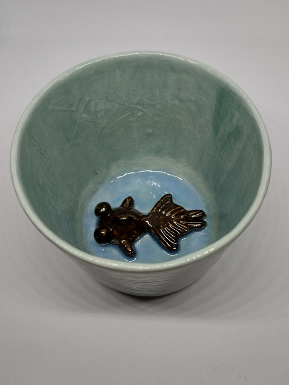 金魚のカップ（出目金） 2枚目の画像