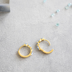 《涼しげブルー×透明感》アクアマリン ワンタッチフープピアス／イヤリング ゴールド　夏アクセサリー 3枚目の画像