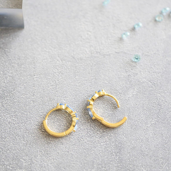 《涼しげブルー×透明感》アクアマリン ワンタッチフープピアス／イヤリング ゴールド　夏アクセサリー 3枚目の画像