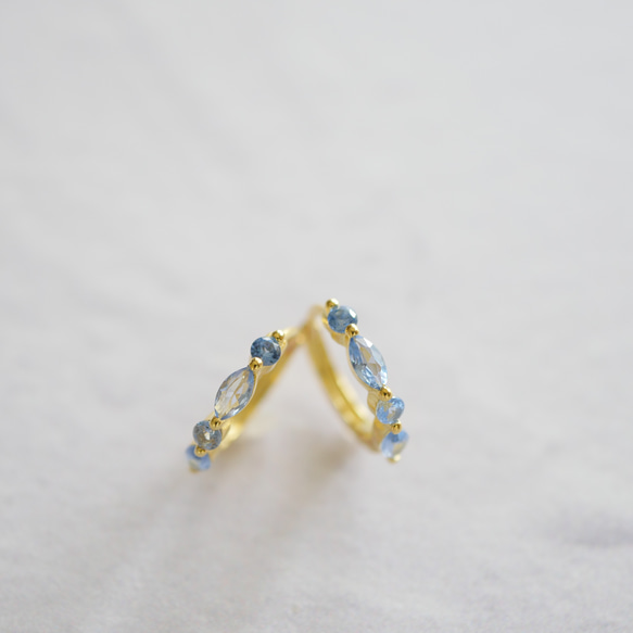 《涼しげブルー×透明感》アクアマリン ワンタッチフープピアス／イヤリング ゴールド　夏アクセサリー 1枚目の画像