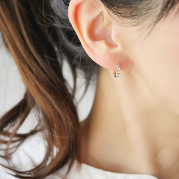 《涼しげブルー×透明感》アクアマリン ワンタッチフープピアス／イヤリング ゴールド　夏アクセサリー 5枚目の画像