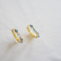 《涼しげブルー×透明感》アクアマリン ワンタッチフープピアス／イヤリング ゴールド　夏アクセサリー 2枚目の画像