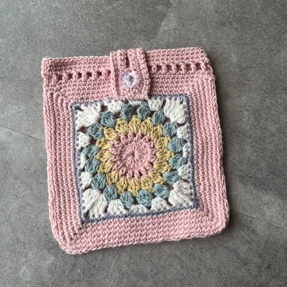 薄ピンクの優しい手編み小物入れ 1枚目の画像