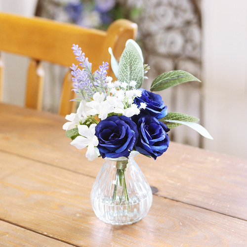 1年中楽しめる「ロイヤルブルーローズとジャスミンのガラス器アレンジ