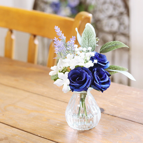 1年中楽しめる「ロイヤルブルーローズとジャスミンのガラス器アレンジ