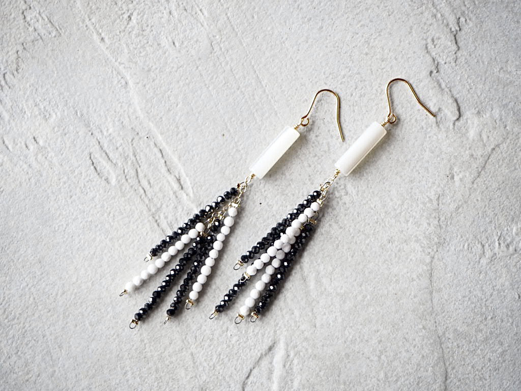 モノトーンの揺れるピアス14kgf ブラックスピネル