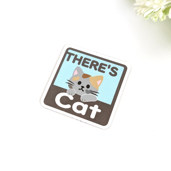 ４.５×４.５cm【＊グレーサビ猫＊THERE'S CAT（猫が居ます） マグネットステッカー】車 通院 玄関 ドア 2枚目の画像