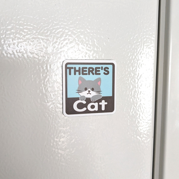 ４.５×４.５cm【＊グレーハチワレ猫＊THERE'S CAT（猫が居ます） マグネットステッカー】車 通院 玄関 ドア 3枚目の画像