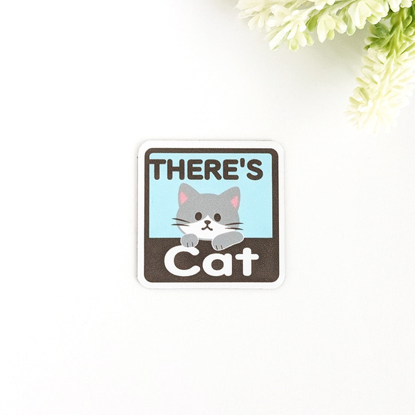 ４.５×４.５cm【＊グレーハチワレ猫＊THERE'S CAT（猫が居ます） マグネットステッカー】車 通院 玄関 ドア 1枚目の画像
