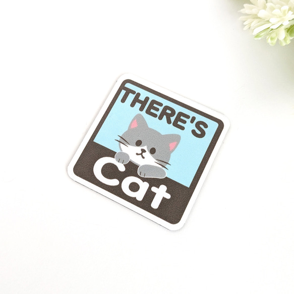 ４.５×４.５cm【＊グレーハチワレ猫＊THERE'S CAT（猫が居ます） マグネットステッカー】車 通院 玄関 ドア 2枚目の画像