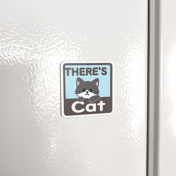 ４.５×４.５cm【＊ハチワレ猫＊THERE'S CAT（猫が居ます） マグネットステッカー】車 通院 玄関 ドア 3枚目の画像