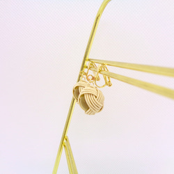 レモンクォーツの揺れる玉結びイヤリング　黄土 6枚目の画像