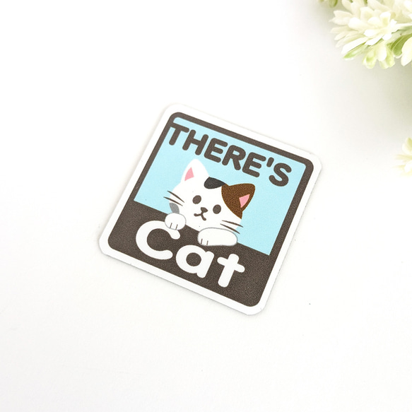 ４.５×４.５cm【＊ミケ猫＊THERE'S CAT（猫が居ます） マグネットステッカー】車 通院 玄関 ドア ポスト 2枚目の画像