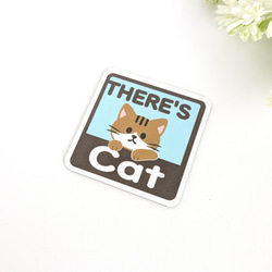 ４.５×４.５cm【＊キジシロ猫＊THERE'S CAT（猫が居ます） マグネットステッカー】車 通院 玄関 ドア 2枚目の画像