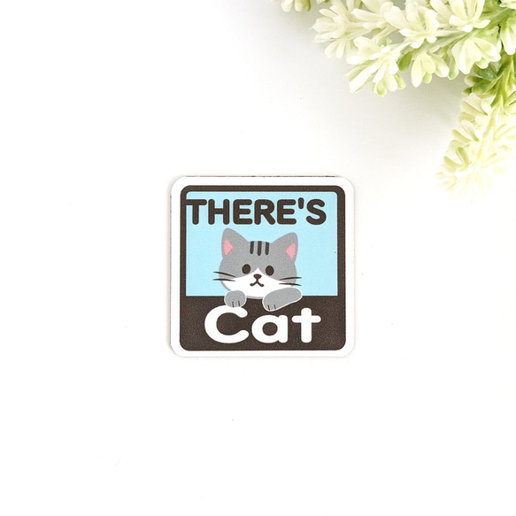 ４.５×４.５cm【＊サバシロ猫＊THERE'S CAT（猫が居ます） マグネットステッカー】車 通院 玄関 ドア 1枚目の画像