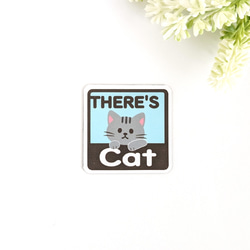 ４.５×４.５cm【＊サバトラ猫＊THERE'S CAT（猫が居ます） マグネットステッカー】車 通院 玄関 ドア 1枚目の画像