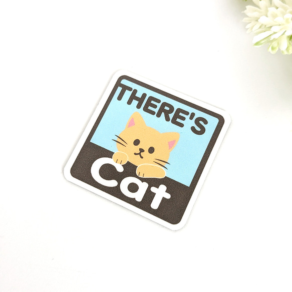 ４.５×４.５cm【＊クリーム猫＊THERE'S CAT（猫が居ます） マグネットステッカー】車 通院 玄関 ドア 2枚目の画像