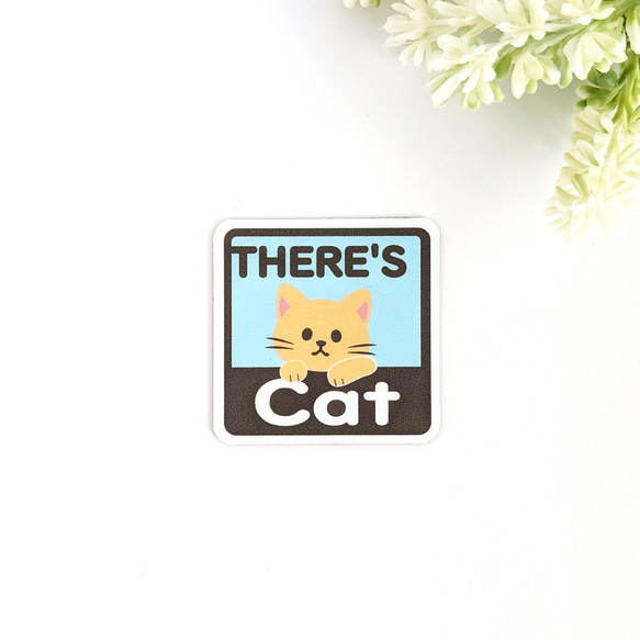 ４.５×４.５cm【＊クリーム猫＊THERE'S CAT（猫が居ます） マグネットステッカー】車 通院 玄関 ドア 1枚目の画像