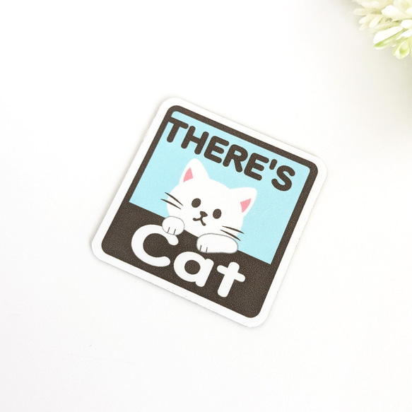 ４.５×４.５cm【＊白猫＊THERE'S CAT（猫が居ます） マグネットステッカー】車 通院 玄関 ドア ポスト 2枚目の画像