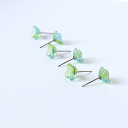 ヴィンテージガラスとパール｜透明な花のピアス/ノンホールピアス［グリーンブルー］サージカルステンレス/チタン 8枚目の画像