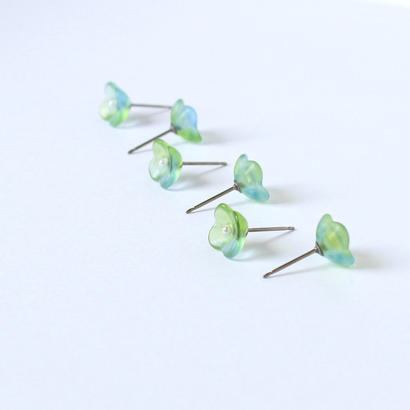 ヴィンテージガラスとパール｜透明な花のピアス/ノンホールピアス［グリーンブルー］サージカルステンレス/チタン 8枚目の画像