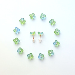 ヴィンテージガラスとパール｜透明な花のピアス/ノンホールピアス［グリーンブルー］サージカルステンレス/チタン 2枚目の画像